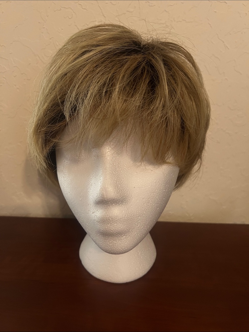 Hairdo Short Layered Synthetic Wig in Natural Blonde